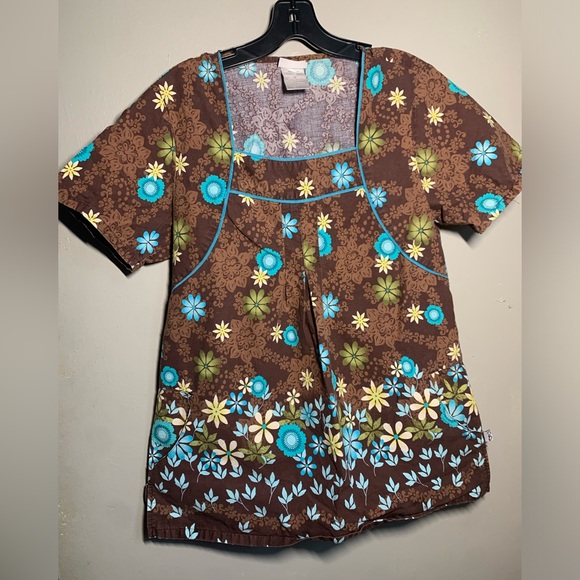 Cherokee Studio B Scrub Top - Picture 1 of 7